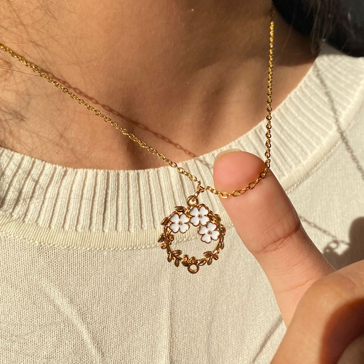 Hollow flower Necklace