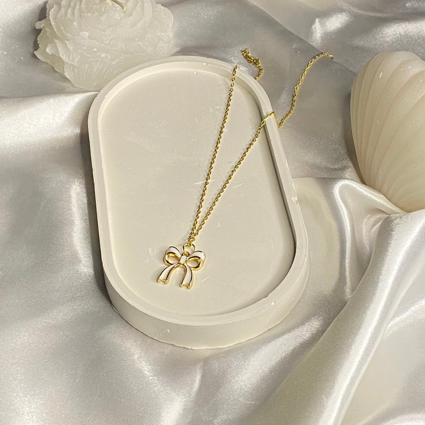 Eternal white bow necklace